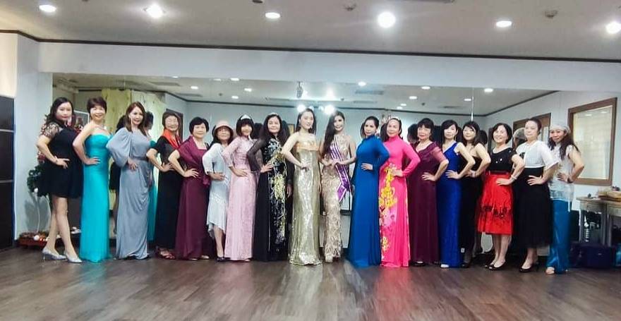 ▲新北市政府社會局婦女大學委由社團法人世界愛心美后親善協會開設的「美姿美儀及形象造型班」為期三個月，日前舉辦結業式合影。（圖/記者 陳家茵翻攝）