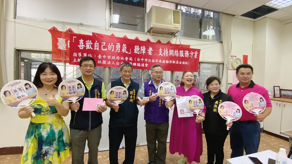 ▲聖王會理事長沈秀穎(右3)及中市聲暉理事長姚中偉(右4)於捐贈儀式後與貴賓合影,台中市議員劉士州(左3)、豐樂里長蔡奇洲(左2)、彰化市民代表吳淑敏(右2)及中市聲暉副理事長林美瑤(左1)。(記者林㤈輝翻攝)