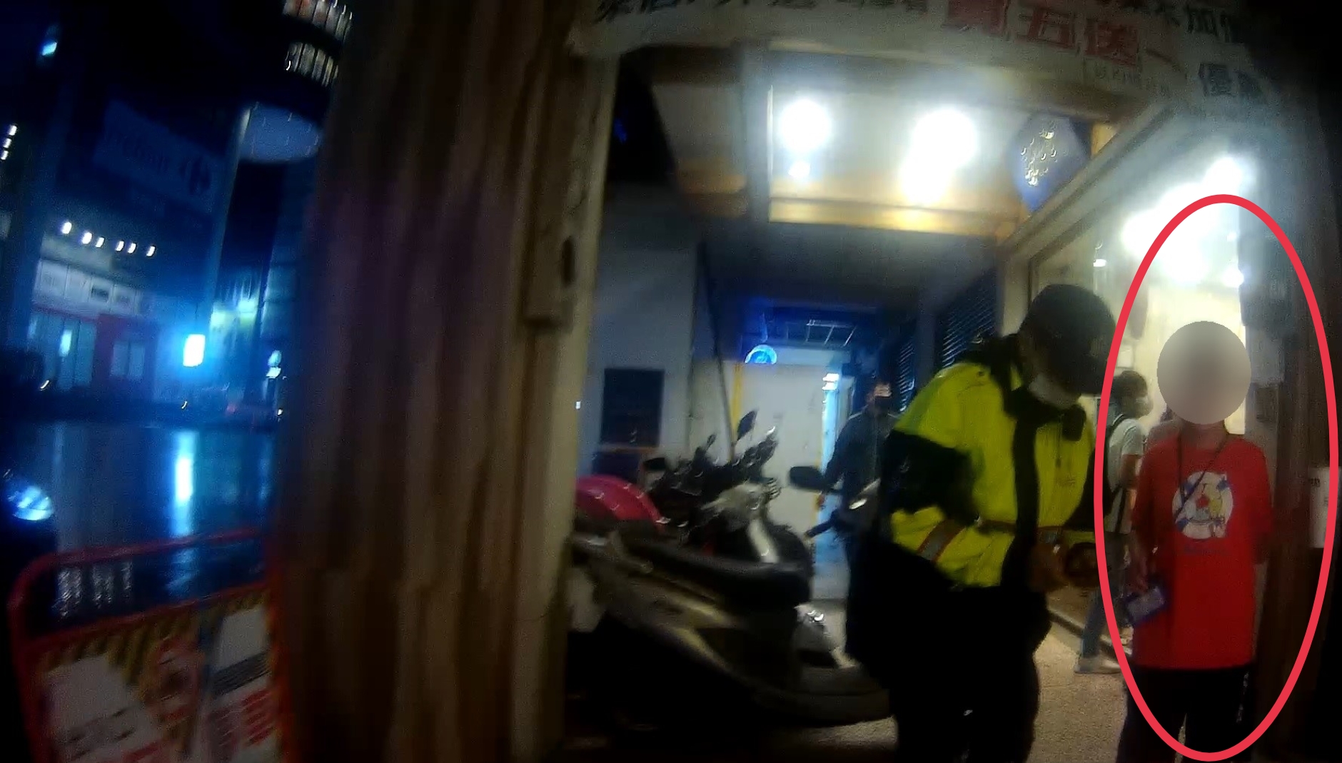 市區探險男孩遭雨困街頭-夜晚警察叔叔暖心護返家