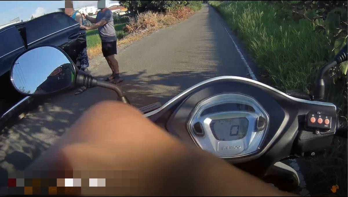 翁騎車外出迷航21公里外-不知沒油-暖警及熱心民眾出手幫忙