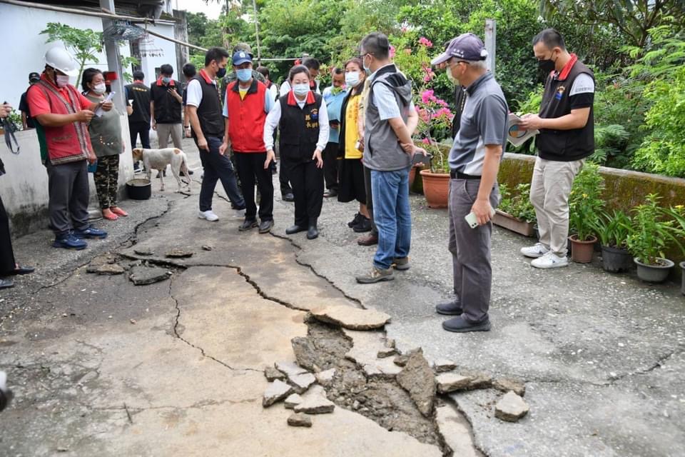 玉里6.8強震-縣長徐榛蔚一早驅車南下視察卓溪民宅