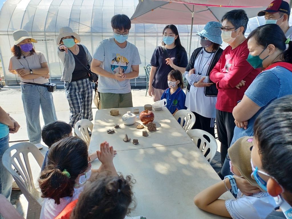 9 鶯歌在地年輕陶藝家吳季蓁先生彩繪桐花陶藝跨界結合客家農場遊程，客語薪傳師陳碧媛