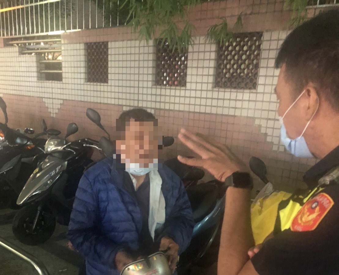 圖/南屯所甘姓警員查察並協助身無分文的蔡男返家。