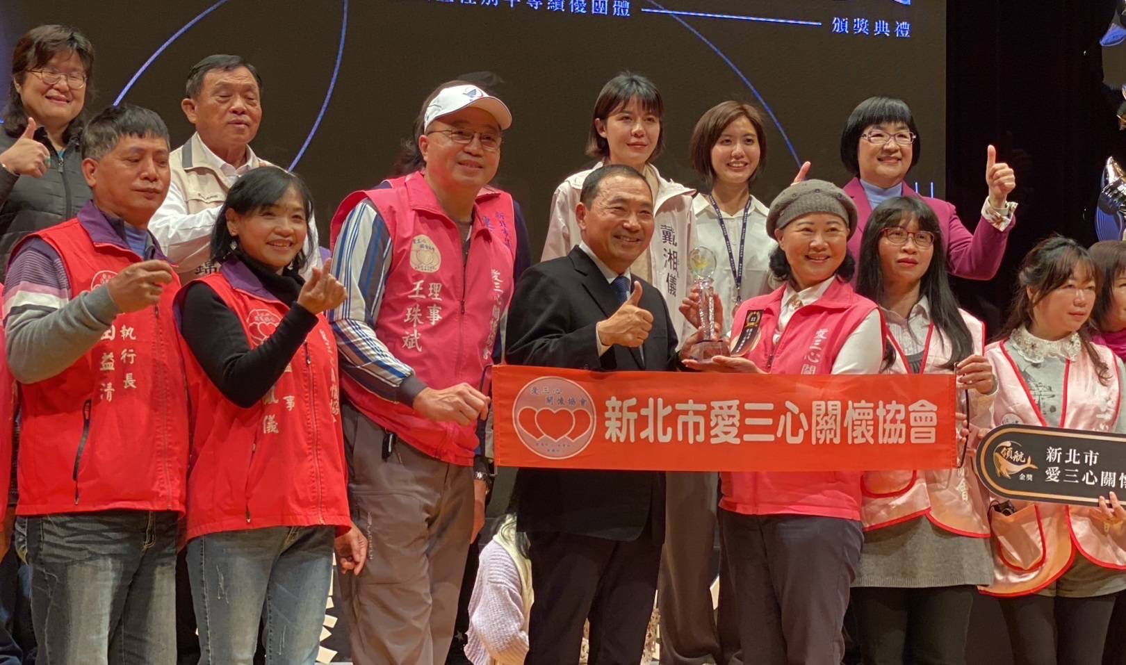 新北市愛三心關懷協會林瑪莉理事長 榮獲「領航金獎」圖/新北市愛三心關懷協會 提供