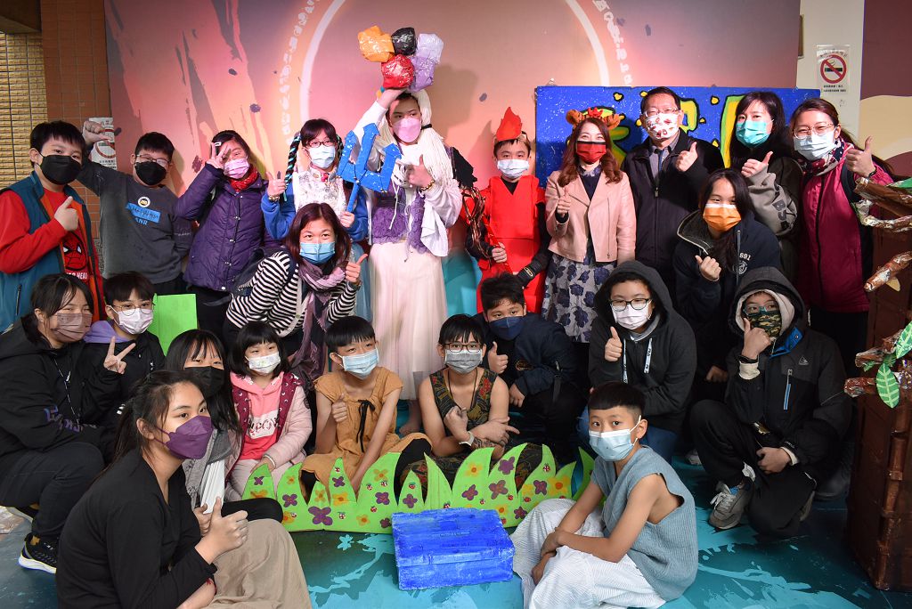 Cosplay創意補天銅獎，全班同學自製角色扮演道具，詮釋女媧娘娘、水神共工、火神祝融等