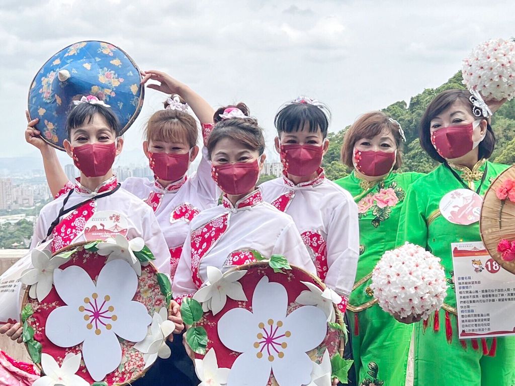 Cosplay創意徵件比賽第一名作品–曾秋菊客家妹仔舞桐花(圖左)及第三名作品–邱玉愛摘茶