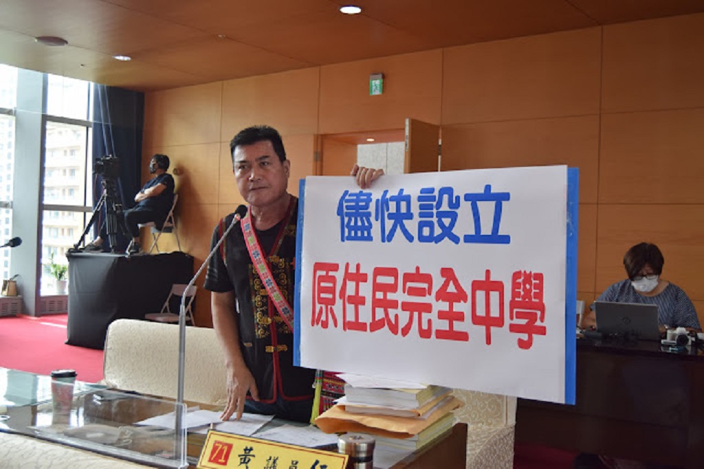 ▲中市議員黃仁議會質詢要求中市府速設立原住民完全中學。(圖/記者謝榮浤翻攝)