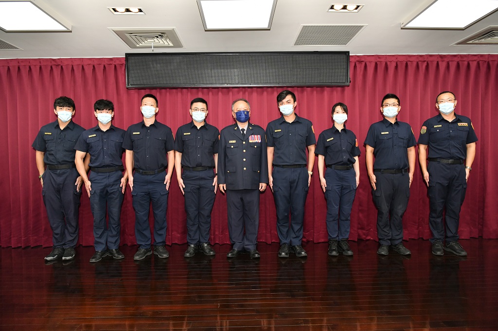 ▲臺中市政府警察局蔡蒼柏局長（中）主持職務人員授階，表彰陞職及初任巡官等職務人員榮譽，並期許共同維護臺中治安。（圖/記者澄石翻攝）