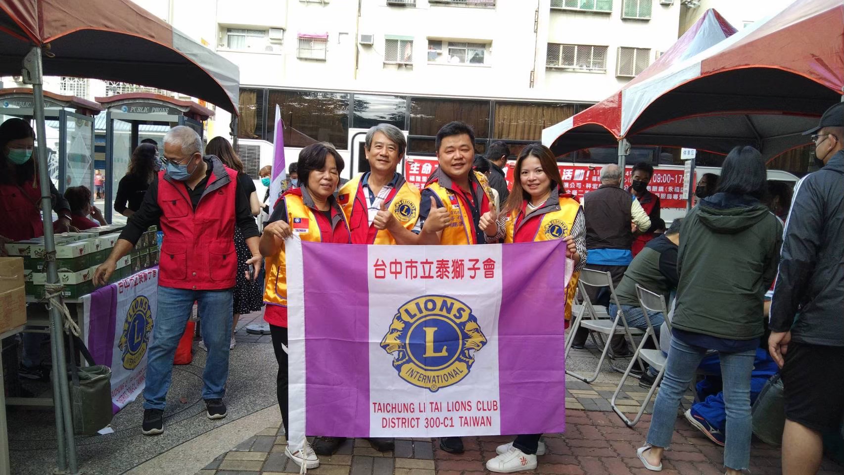 ▲生命之愛志工團鄭淑靜(左1) 為此次活動發起人。(圖/記者謝榮浤翻攝)L0 001