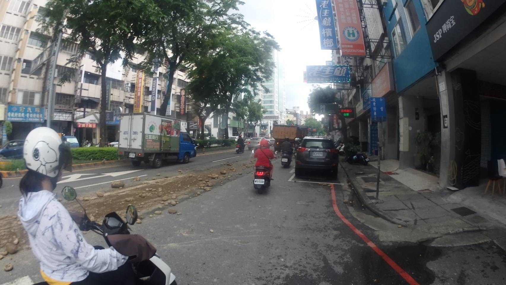 ▲台中市北區崇德路與崇興路大貨車於道路上掉落砂石,並波及後方來車。(圖/照生新聞記者謝福祐翻攝)