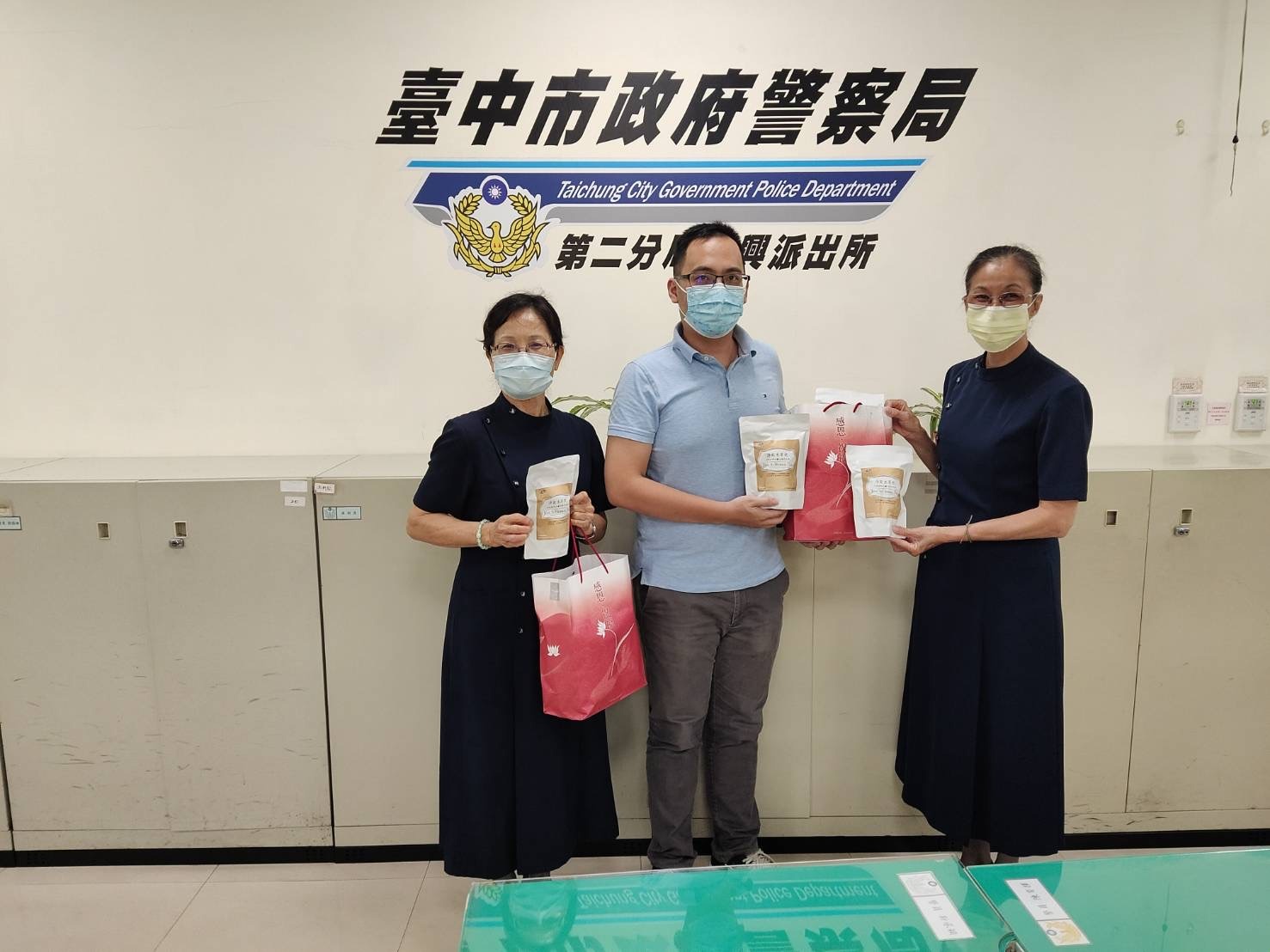 ▲慈警會贈防疫茶包,永興派出所所長蔡易儒拜表接受。 (圖/記者謝福祐翻攝)