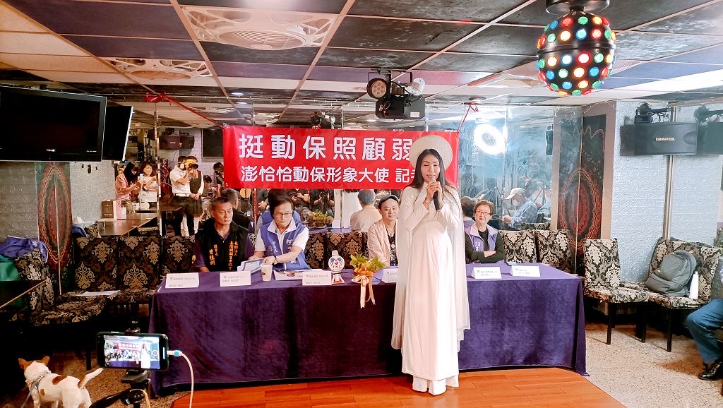 ▲來自越南的藝人黃玉清玹(Huỳnh Ngọc Thanh Huyền),說明照顧毛小孩的經過。(圖/寵銀國際股份有限公司提供)