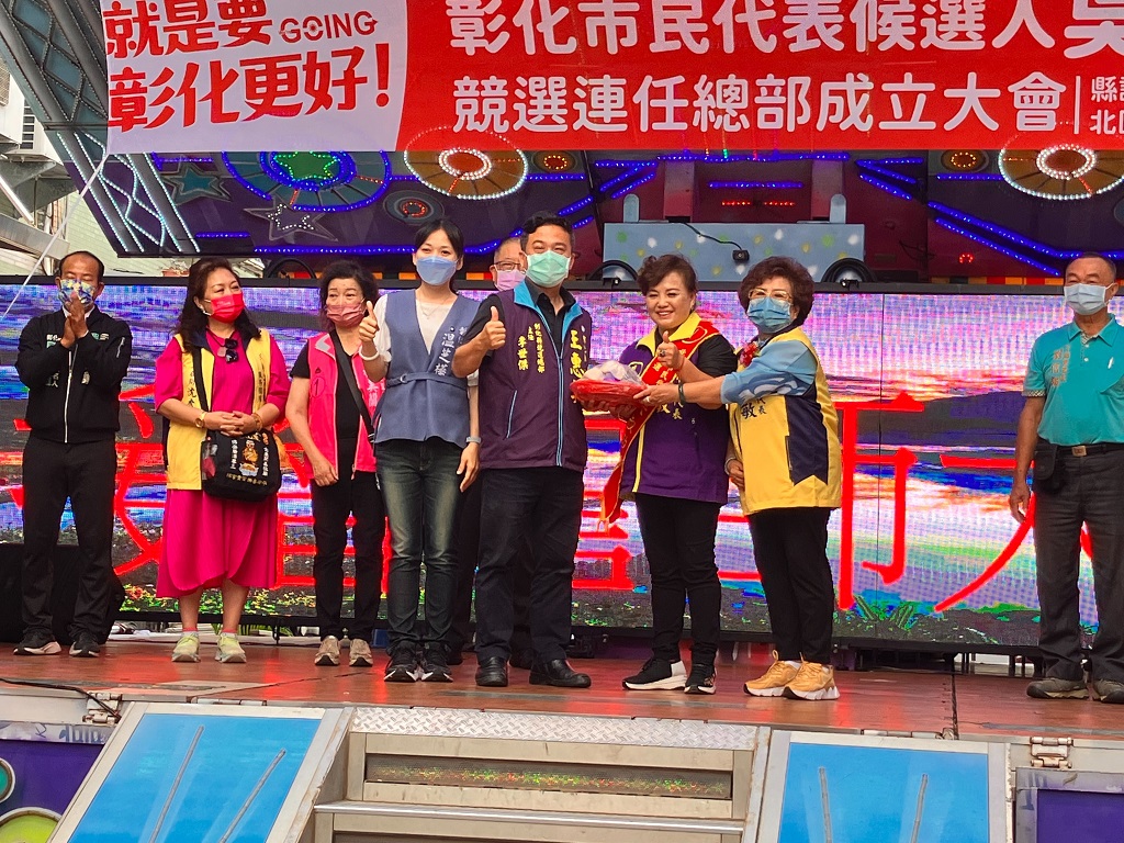 ▲李世傑主任贈送吉祥物象徵吳淑敏高票當選。(圖/記者澄石翻攝)