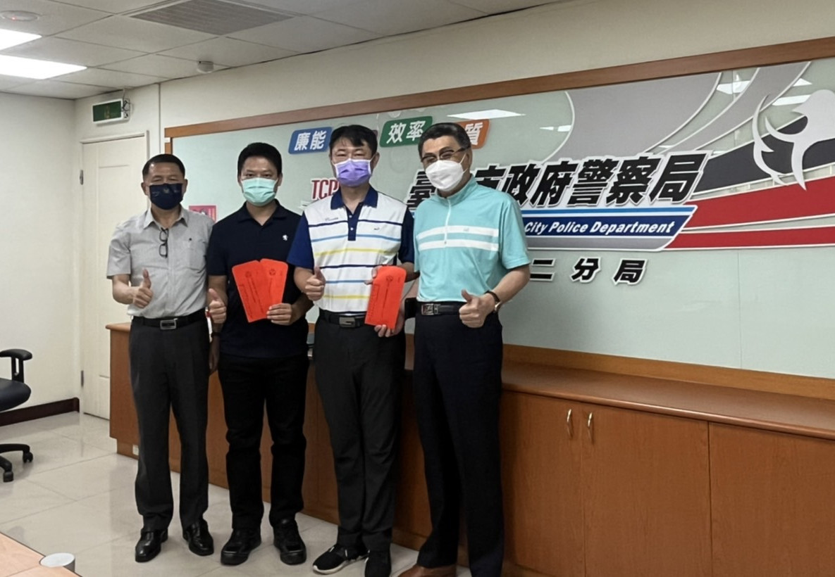 ▲警友會第二辦事處何主任於頒獎時,對員警偵辦刑案,積極用心、鍥而不捨的工作精神表達高度讚許及肯定。(圖/記者謝榮浤翻攝)