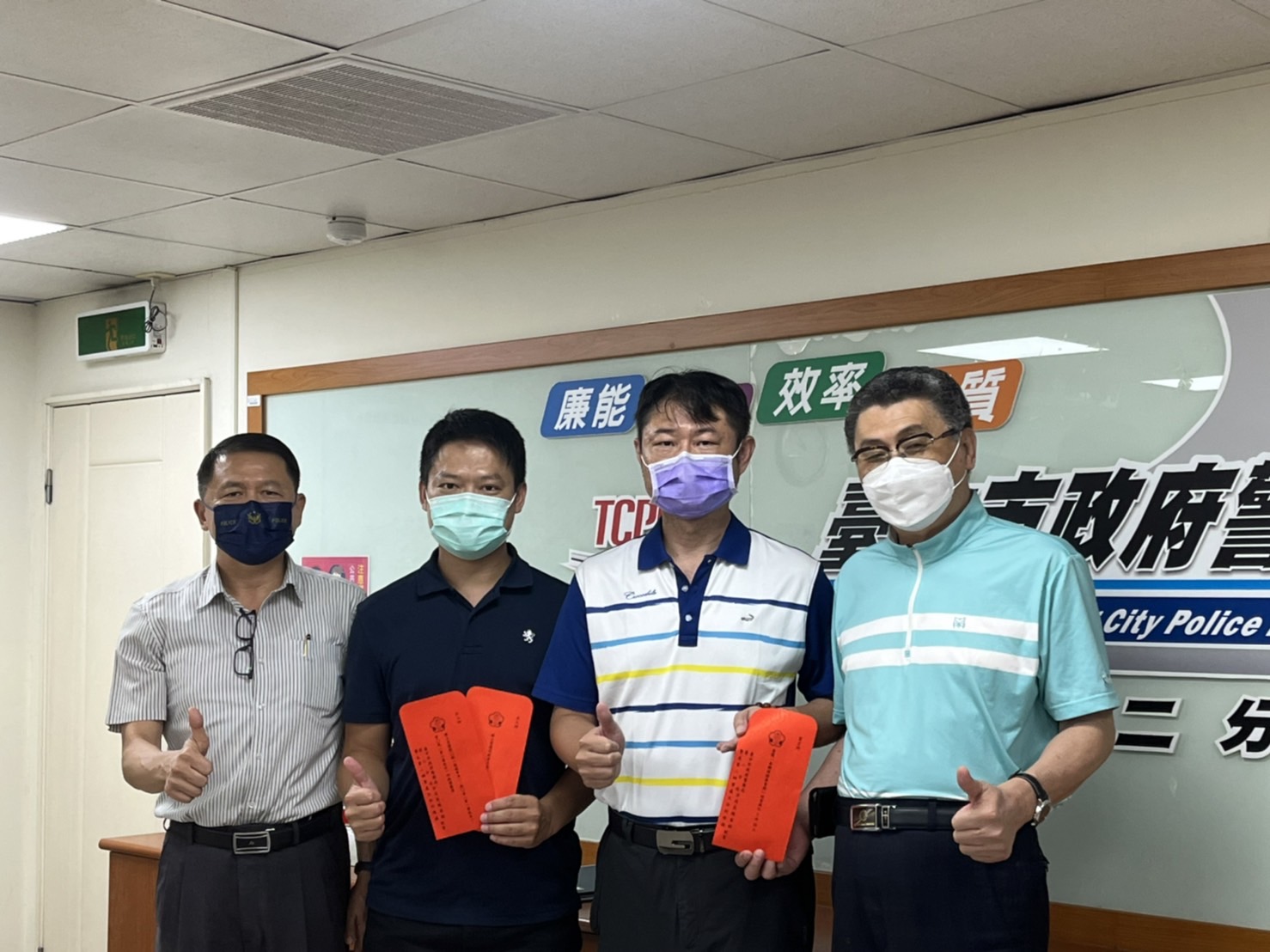 警友會第二辦事處何主任於頒獎時，對員警偵辦刑案，積極用心、鍥而不捨的工作精神表達高度讚許及肯定