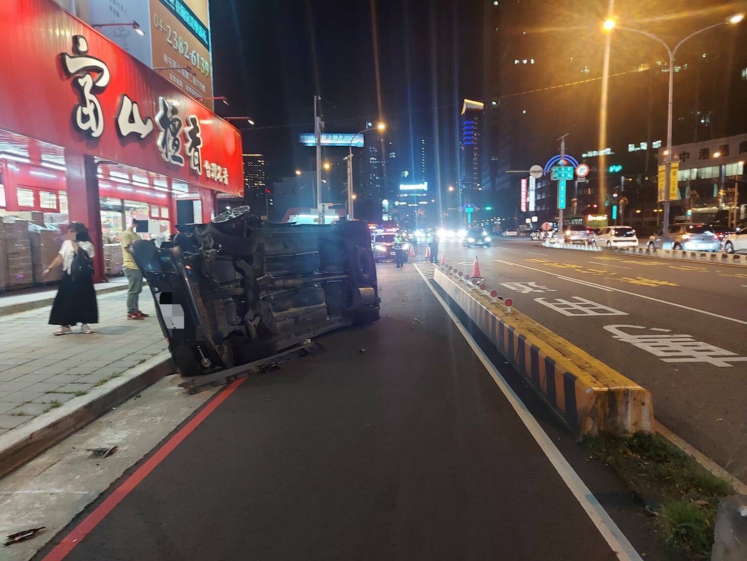 ▲沿台灣大道慢車道往火車站方向行駛,過路口欲繼續行駛慢車道,不慎靠左自撞分隔島後,車輛往右倒造成側翻車。(圖/記者謝福祐翻拍)