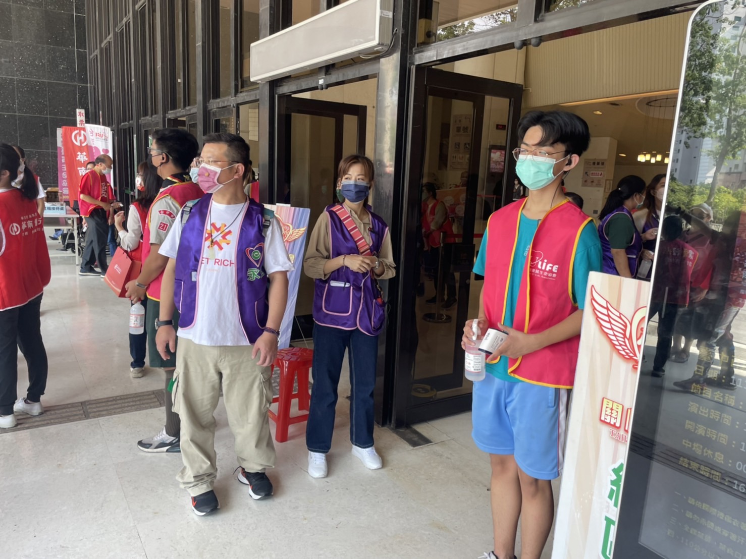 ▲臺中市國中、高職童軍團參與「台中愛傳承生命演唱會」活動,讓愛發光,讓生命亮起來,服務活動引導方向。 (圖/北新國中童軍團提供)