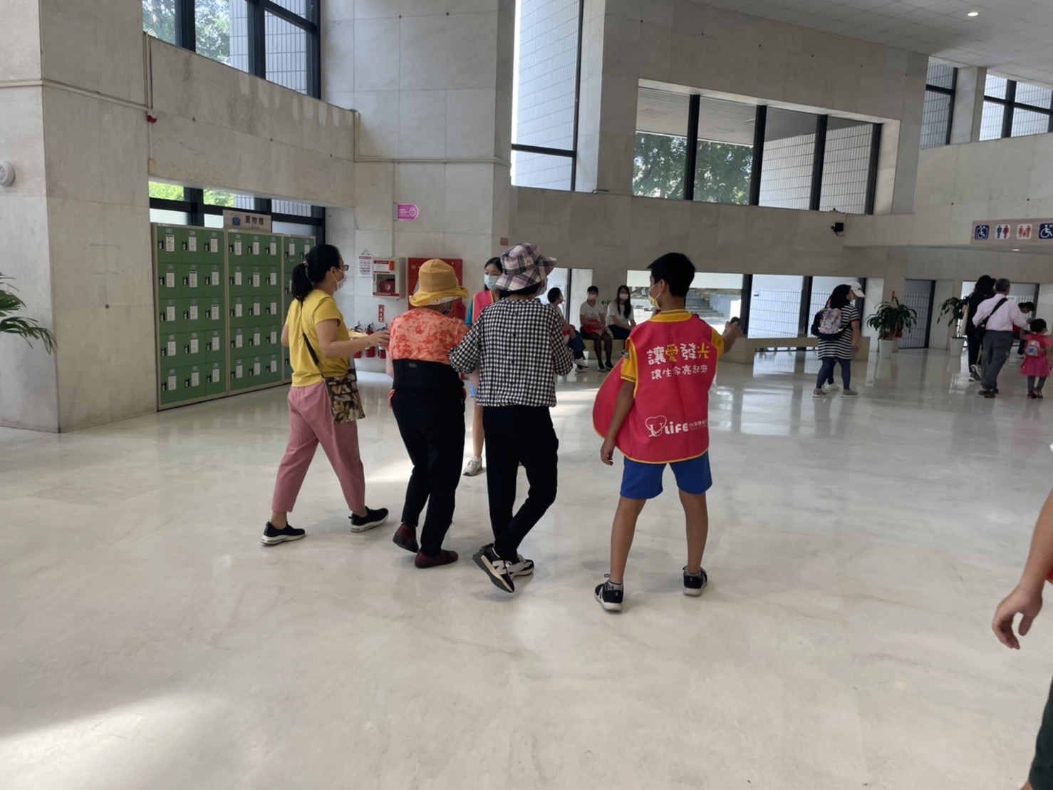 ▲臺中市國中、高職童軍團參與「台中愛傳承生命演唱會」活動,讓愛發光,讓生命亮起來,服務活動引導方向。(圖/北新國中童軍團提供)