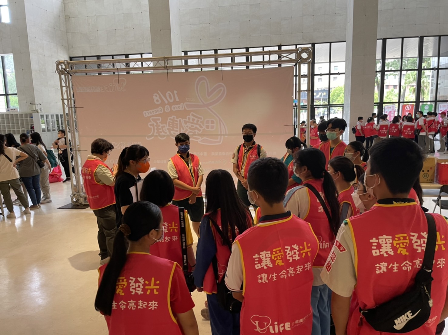 ▲中市國中、高職童軍團參與「台中愛傳承生命演唱會」活動,讓愛發光讓生命亮起來,此為學生志工任務分配。 (圖/北新國中童軍團提供)