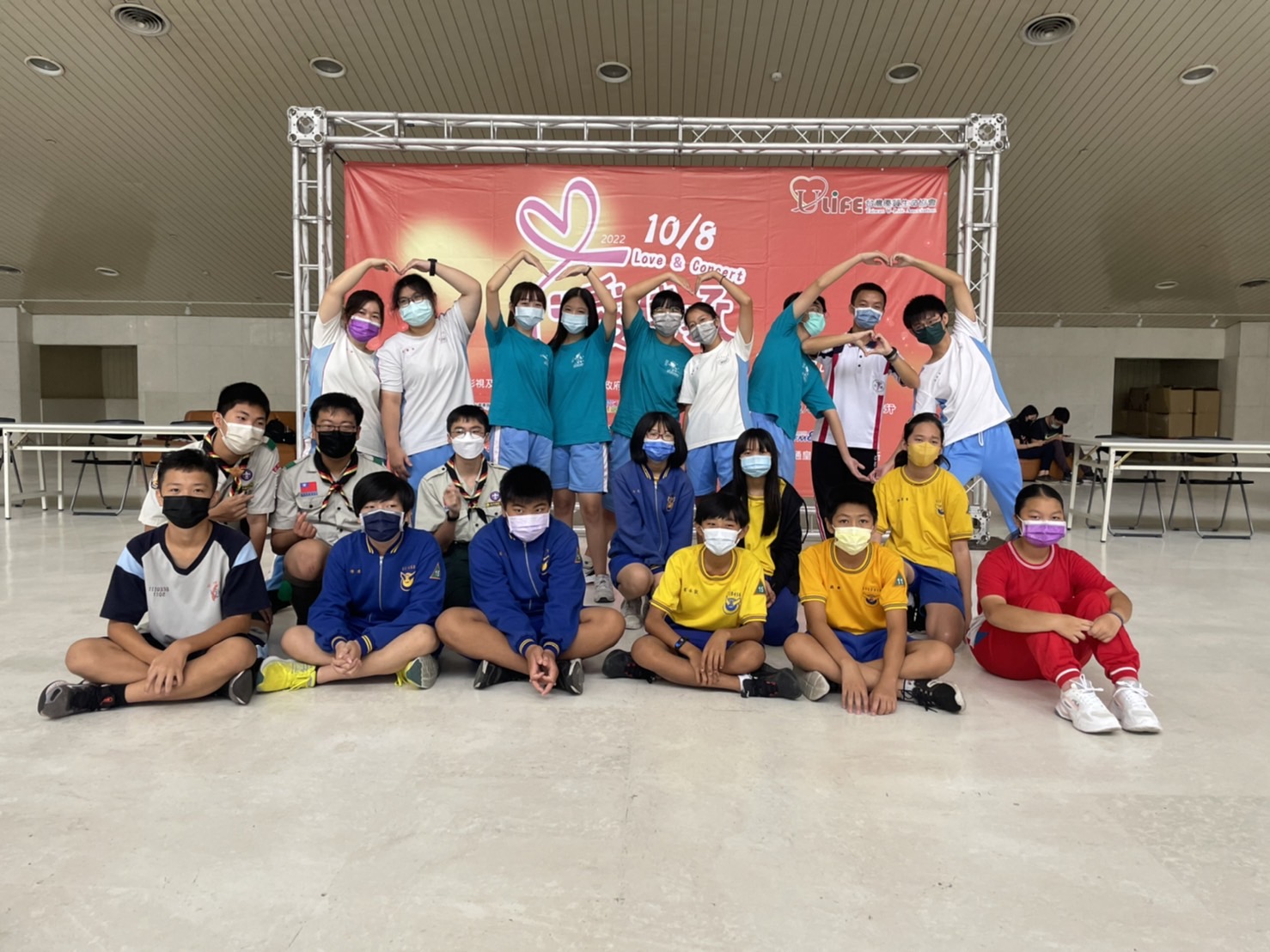 ▲臺中市國中、高職童軍團參與「台中愛傳承生命演唱會」活動，讓愛發光，讓生命亮起來，學生志工團合影。（圖/北新國中童軍團提供）