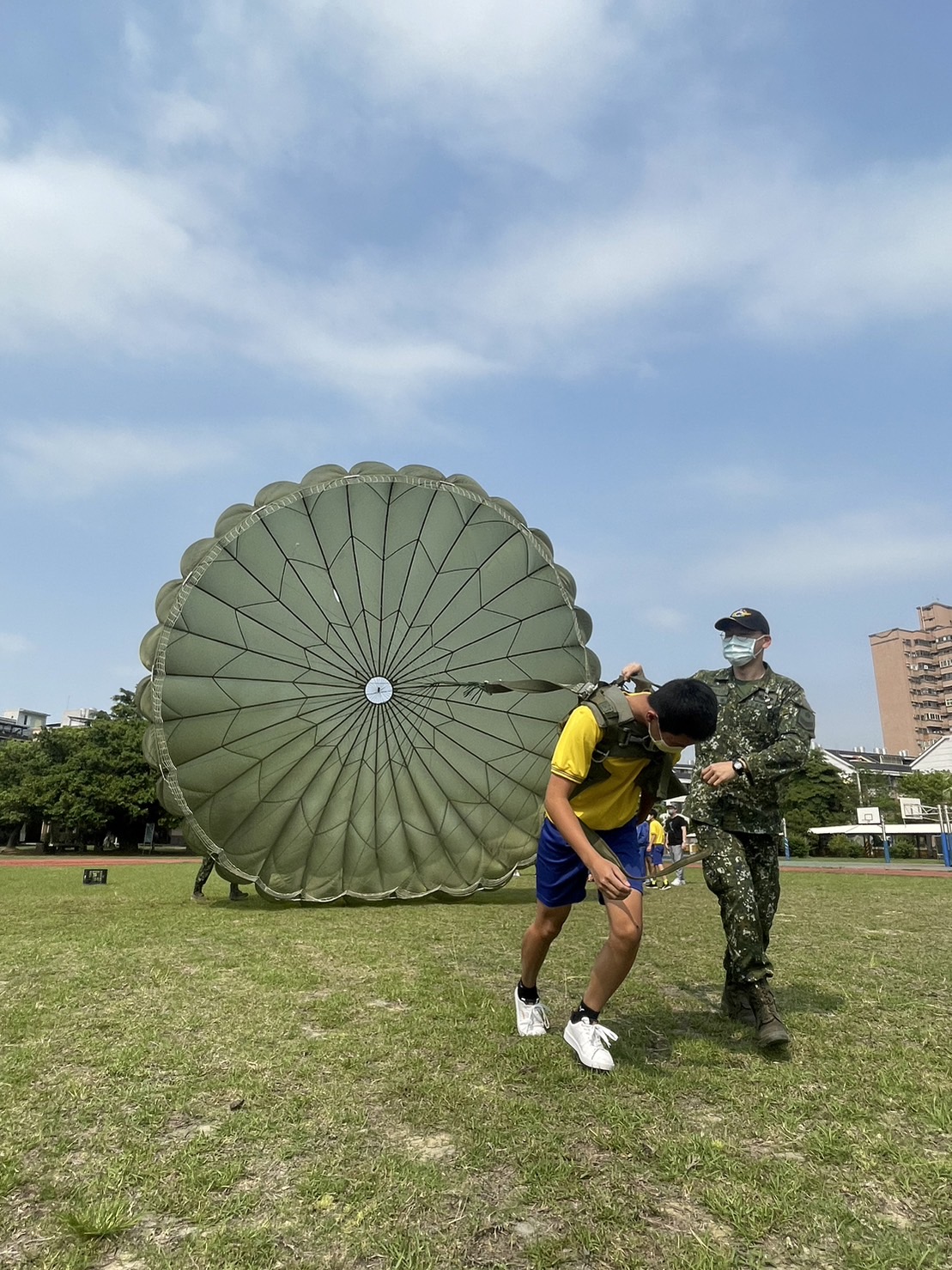 ▲北新國中學生,降落傘開傘體驗。(圖/中市北新國中提供)