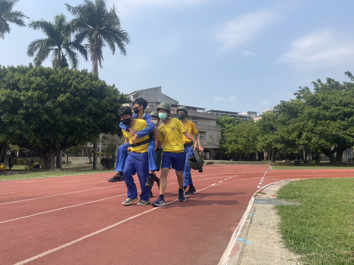 ▲學員體驗災害防救,學習救助傷患。(圖/中市北新國中提供)