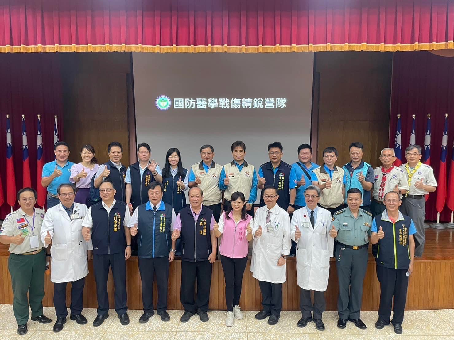 ▲「國防醫學戰傷精銳營」開幕式後重要貴賓合影。(圖/記者澄石翻攝)