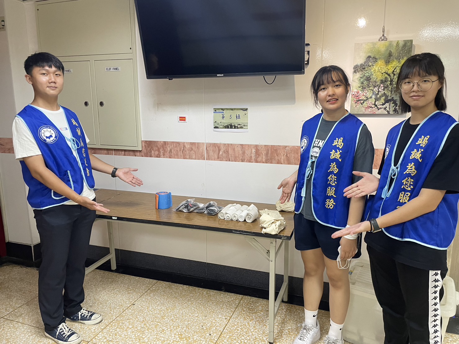 ▲朝陽科技大學師培中心同學志工協助活動進行。(圖/記者澄石翻攝)