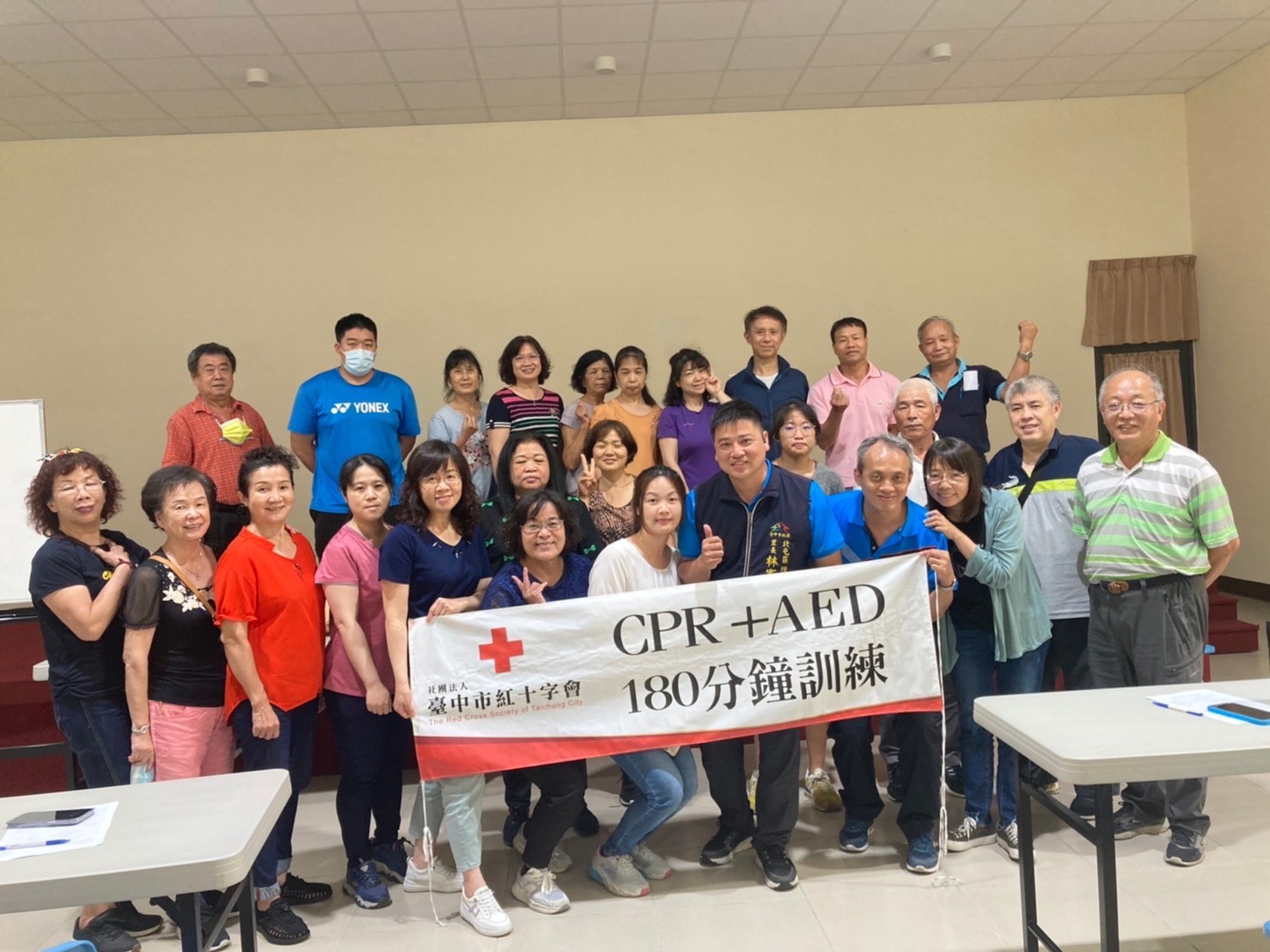 ▲台中市陳平里舉辦全國首創「 里鄰長AED+PCR急救訓練」活動。(圖/記者澄石翻攝)