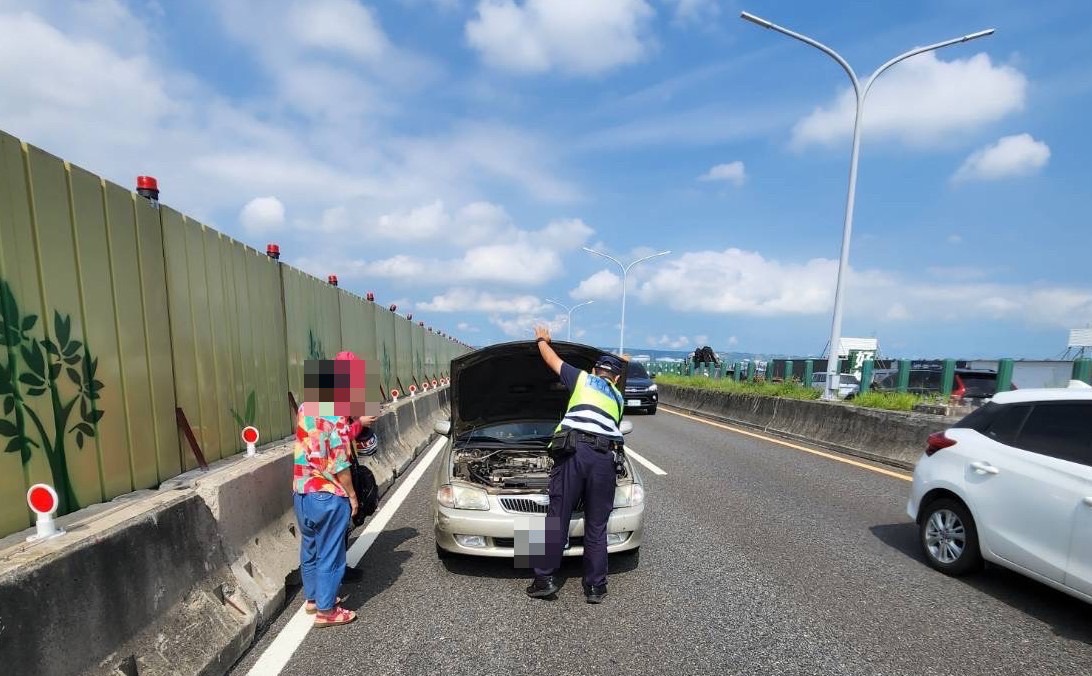 警員許顯榮原以為是違規停車,上前了解才知道是車輛拋錨了
