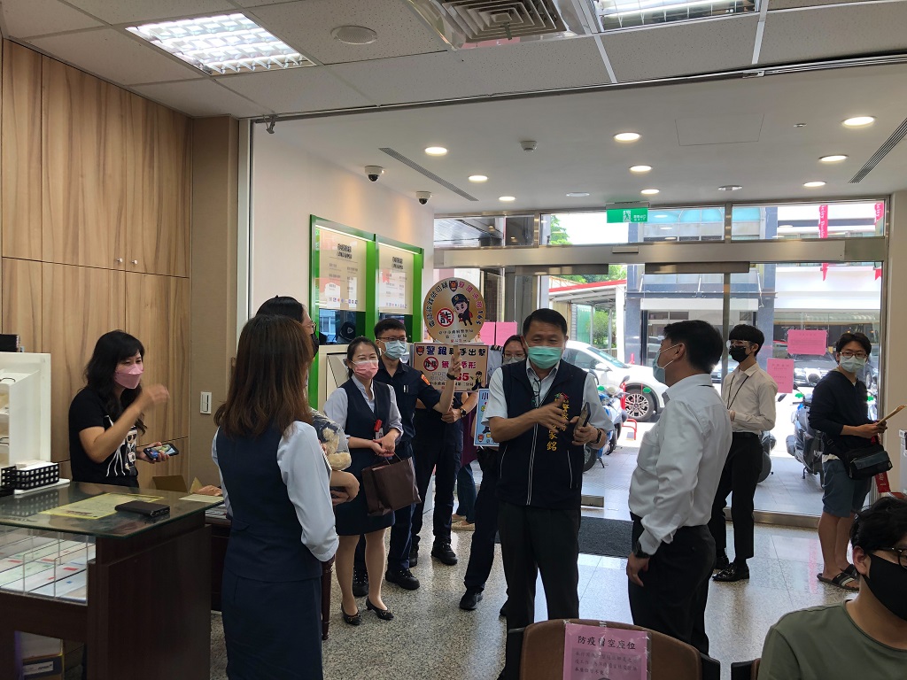 ▲中市警第二分局長陳家銘（中），自上任以來，不斷親自拜訪金融、保全、超商、保險等業者宣導最新詐騙手法，阻詐成效卓著，守護民眾荷包不遺餘力。（圖/記者澄石翻攝）