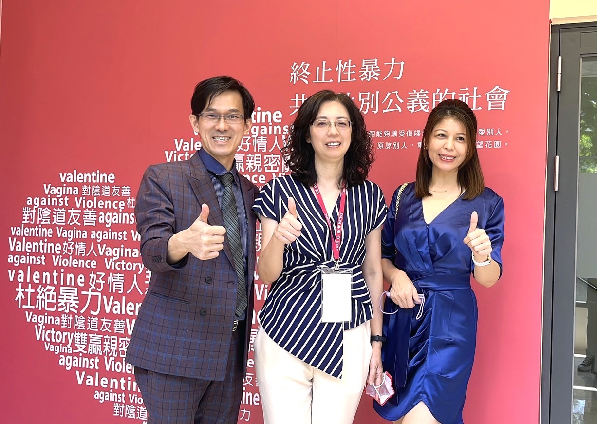 ▲左為康熙健康事業股份有限公司總經理林品陞、中為勵馨基金會董事長林靜文、右為康熙健康公司代言人謝小萍。（圖/記者林㤈輝翻攝）