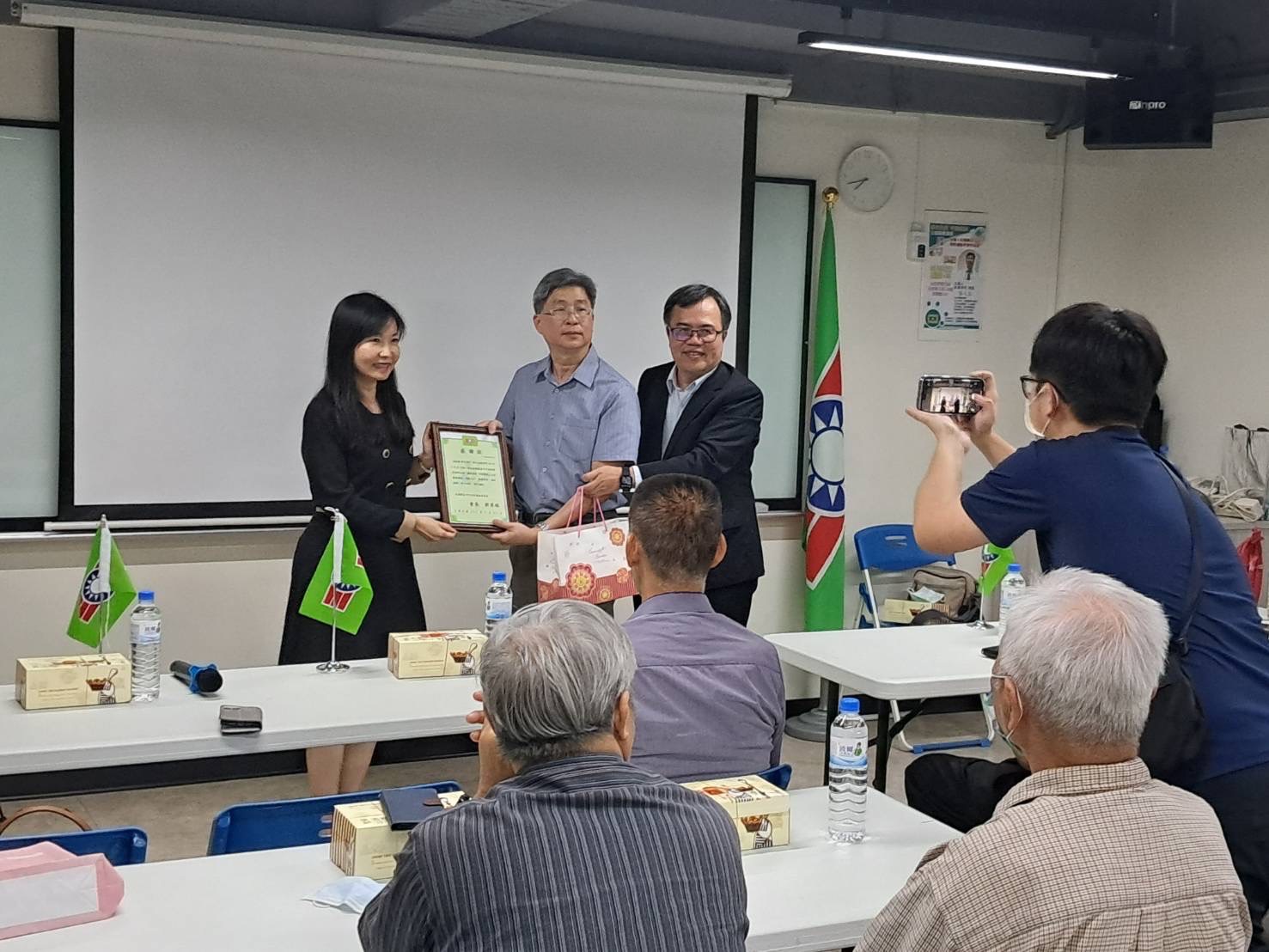 ▲公益醫療講座精彩致贈感謝狀後合影。(圖/救國團南區團委會提供)