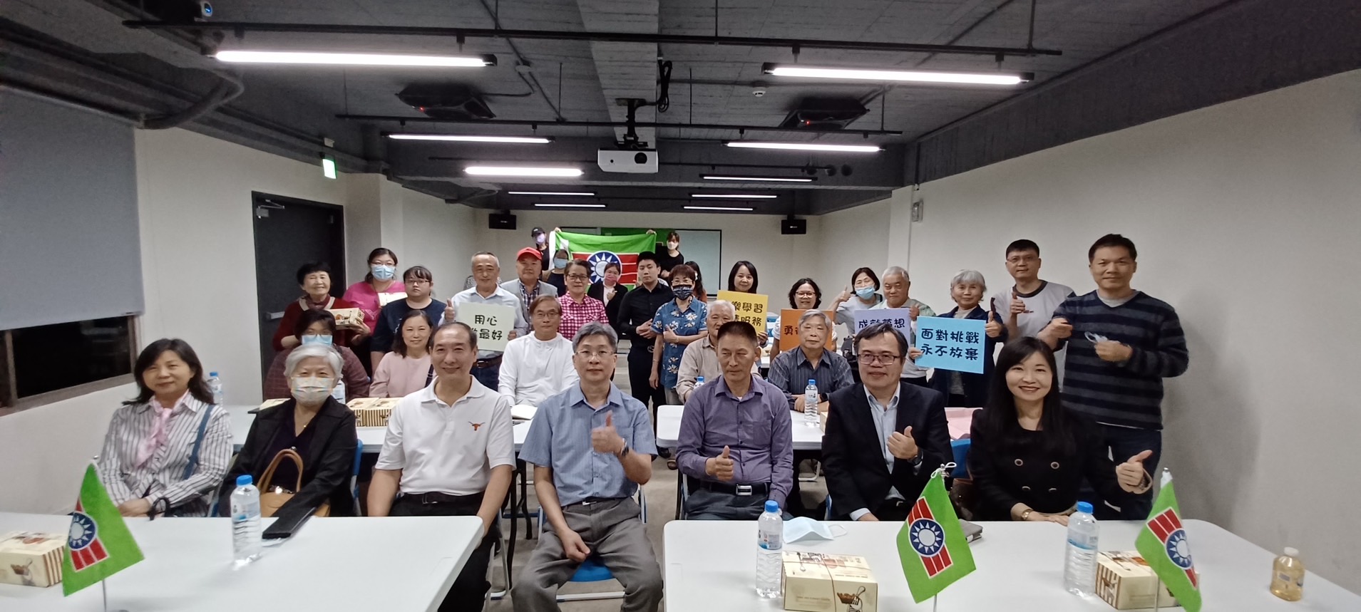 「腸保安康，年輕窈窕」公益醫療講座重要貴賓合影。（圖/救國團南區團委會提供）