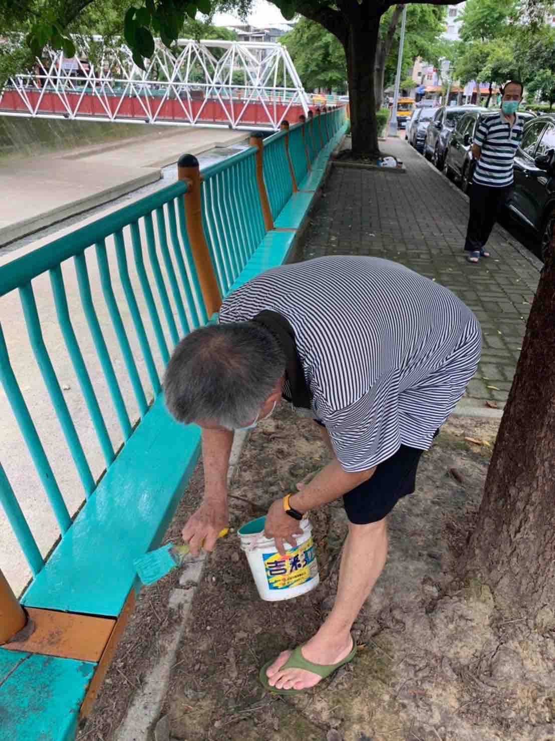 ▲台中市西區公益里民張彬主動熱心油漆麻園頭溪旁腐鏽靠椅,值得大家敬佩。 (圖/記者謝福祐翻攝)