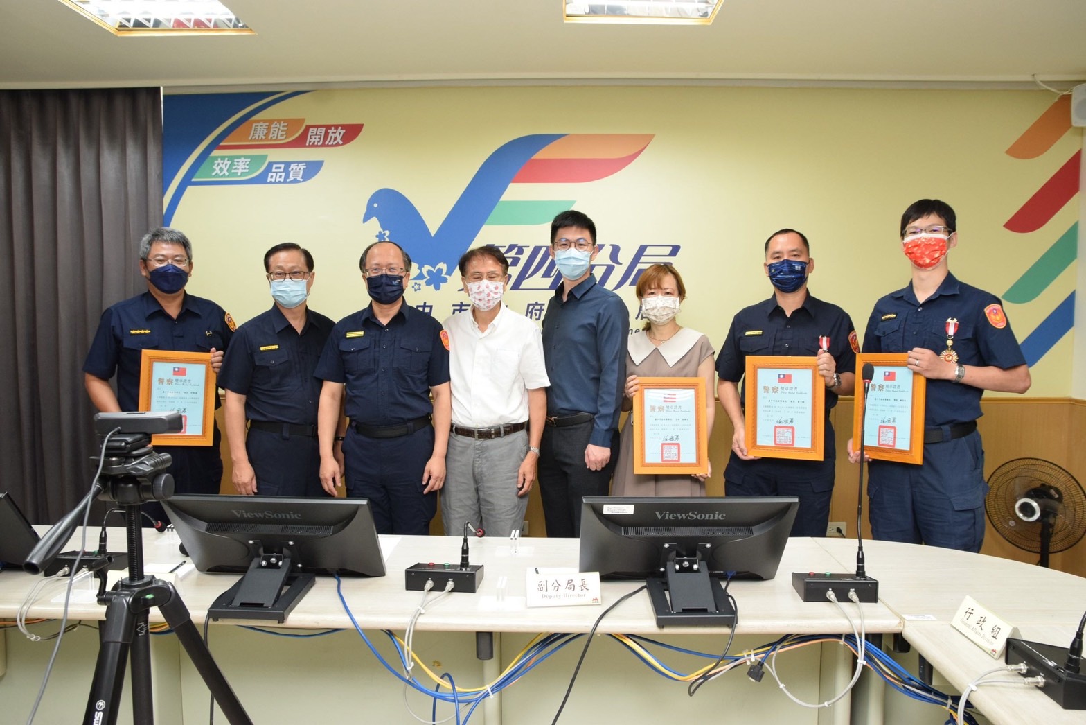 ▲中市警四分局長許明耀(左三)及警友第四辦事處主任江敏賢(左四)轉頒內政部獎章。 (圖/記者謝福祐翻攝)