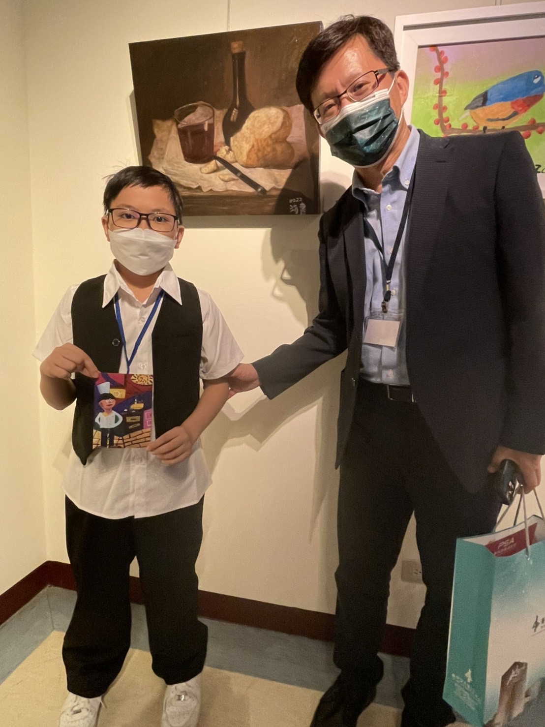 ▲傑出的台中教大實小畢業生謝淯書與張廖萬堅委員很投緣連續四年與委員合影及勉勵。(圖/記者謝榮浤拍攝)