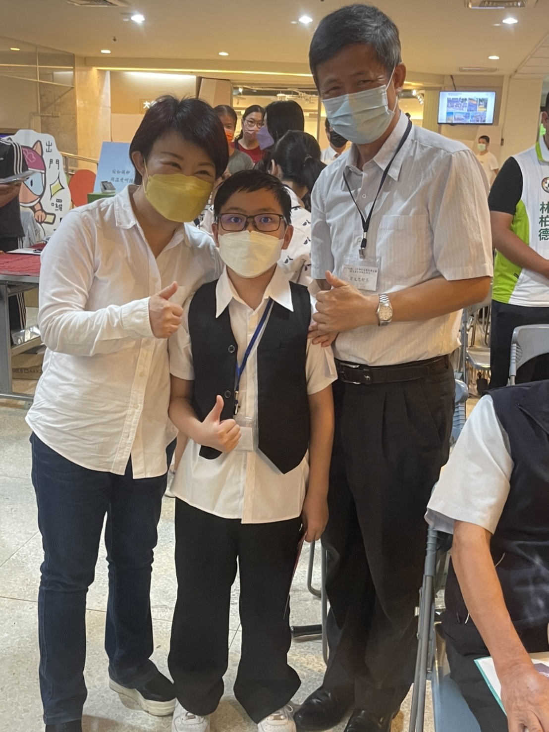 ▲連續四年參加畫展的台中教育大學附設實驗小學小畫家謝淯書與盧秀燕市長、塗文忠校長合影。(圖/記者謝榮浤拍攝)