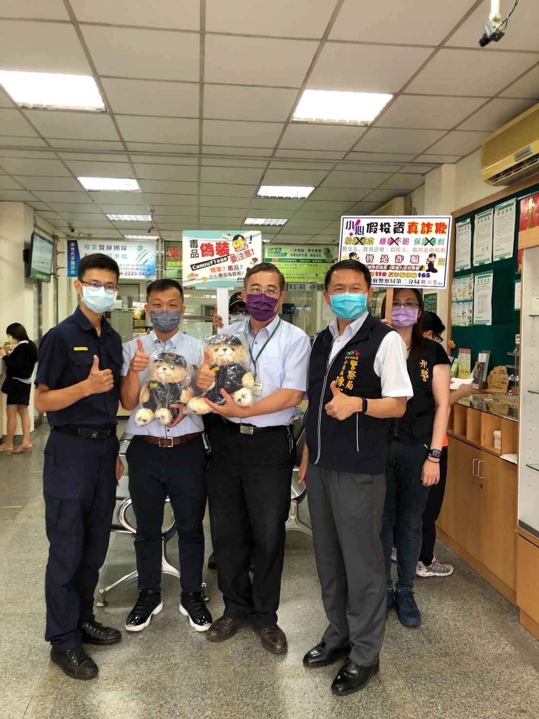 ▲分局長陳家銘致贈阻詐熊給機警行員,以感謝其協助攔阻詐騙。(圖/記者謝榮浤翻攝)