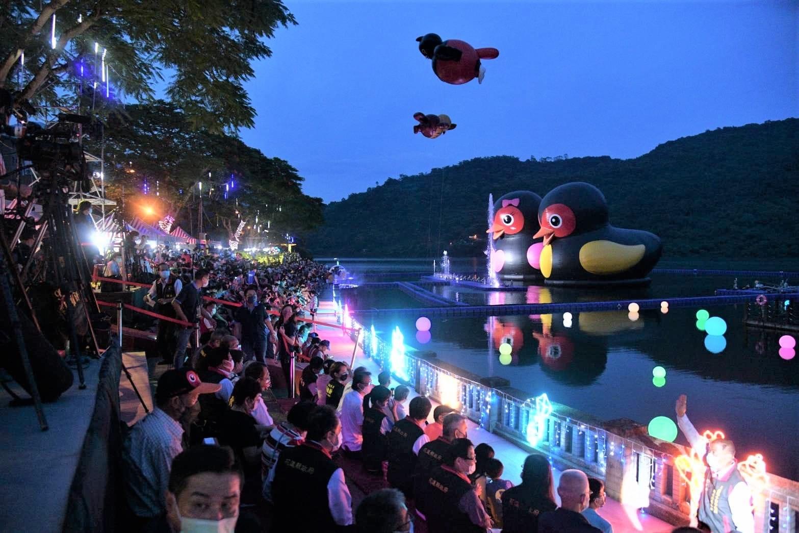 「2022紅面鴨fun暑假」十周年絢麗揭開序幕 限定水舞光影秀、百架無人機 歡迎大家與紅面鴨慶祝狂歡