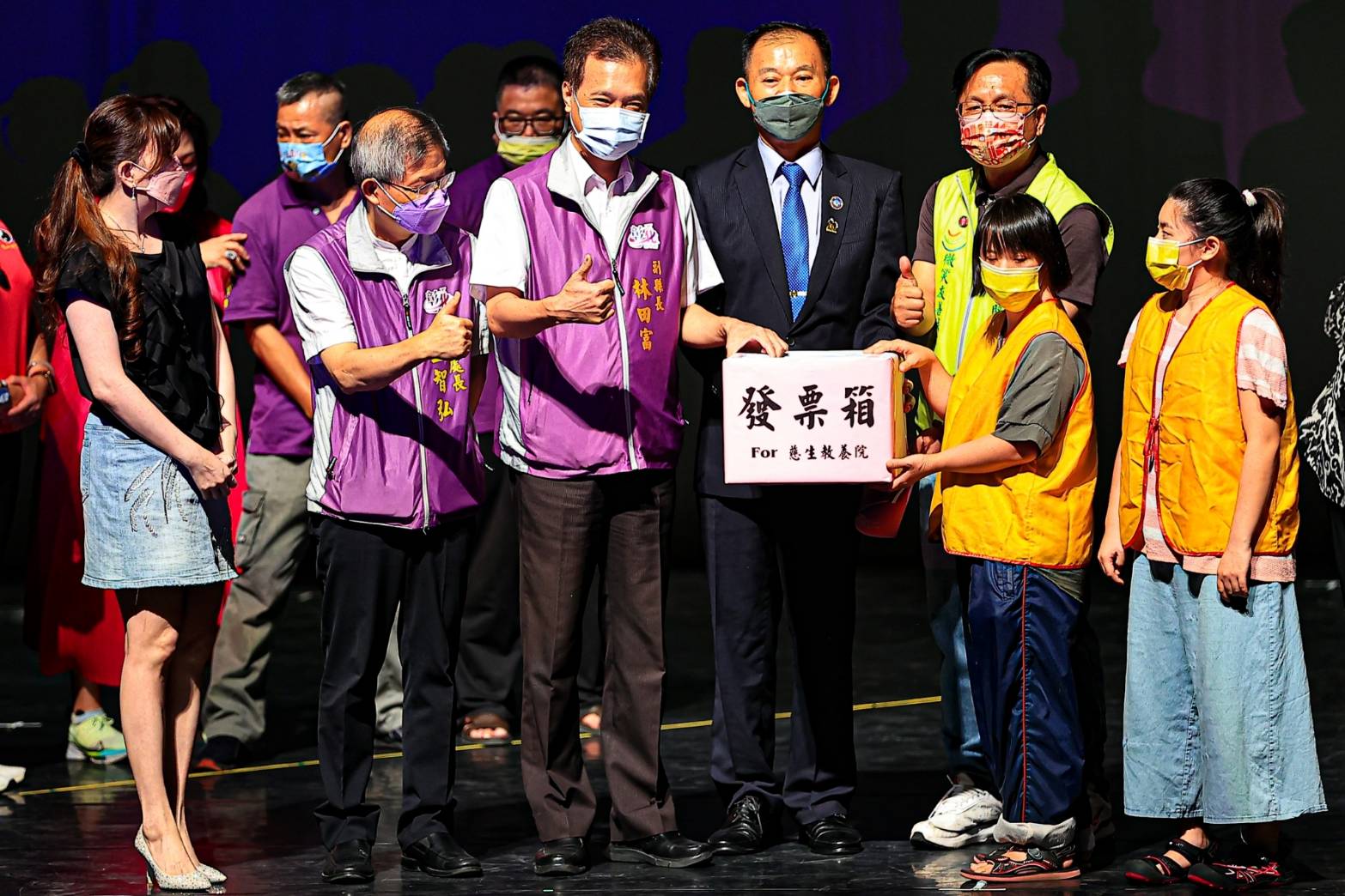 ▲彰化縣政府與天悅生命教育協會日前於彰化演藝廳共同主辦「舞動的生命-禮讚」暨反毒反霸凌宣導活動的舞蹈慈善公演當日入場的發票全數捐贈給捐贈給彰化慈生仁愛院。(圖/記者陳家茵翻攝)