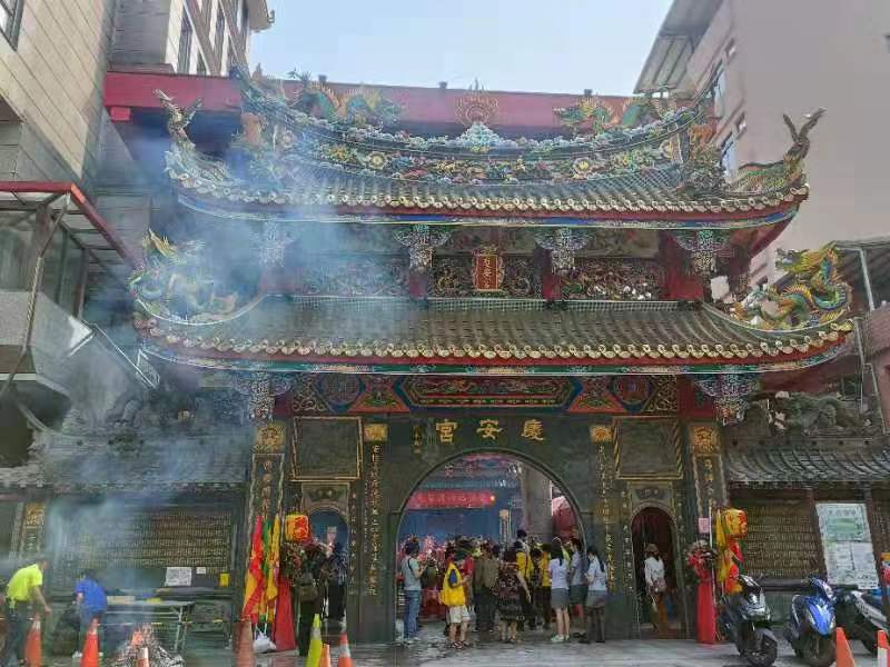 圖片說明:基隆市知名信仰中心慶安宮盛大舉辦中元普渡祭祀祈福,參與民眾絡繹不絕,人潮湧動。(記者宋紹誠翻攝)
