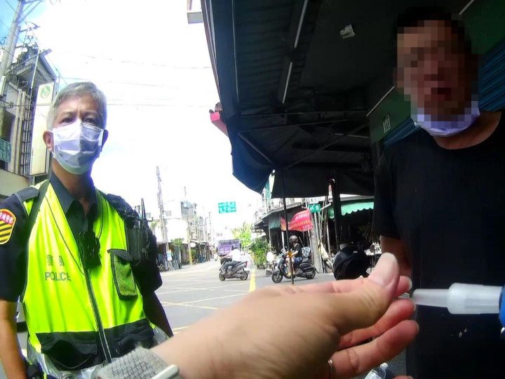中年男子居隔飲酒解悶 解隔出關 無罩遇警gg