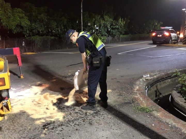 事故路面驚見油漬影響交安 阿蓮警善用木屑迅速排除