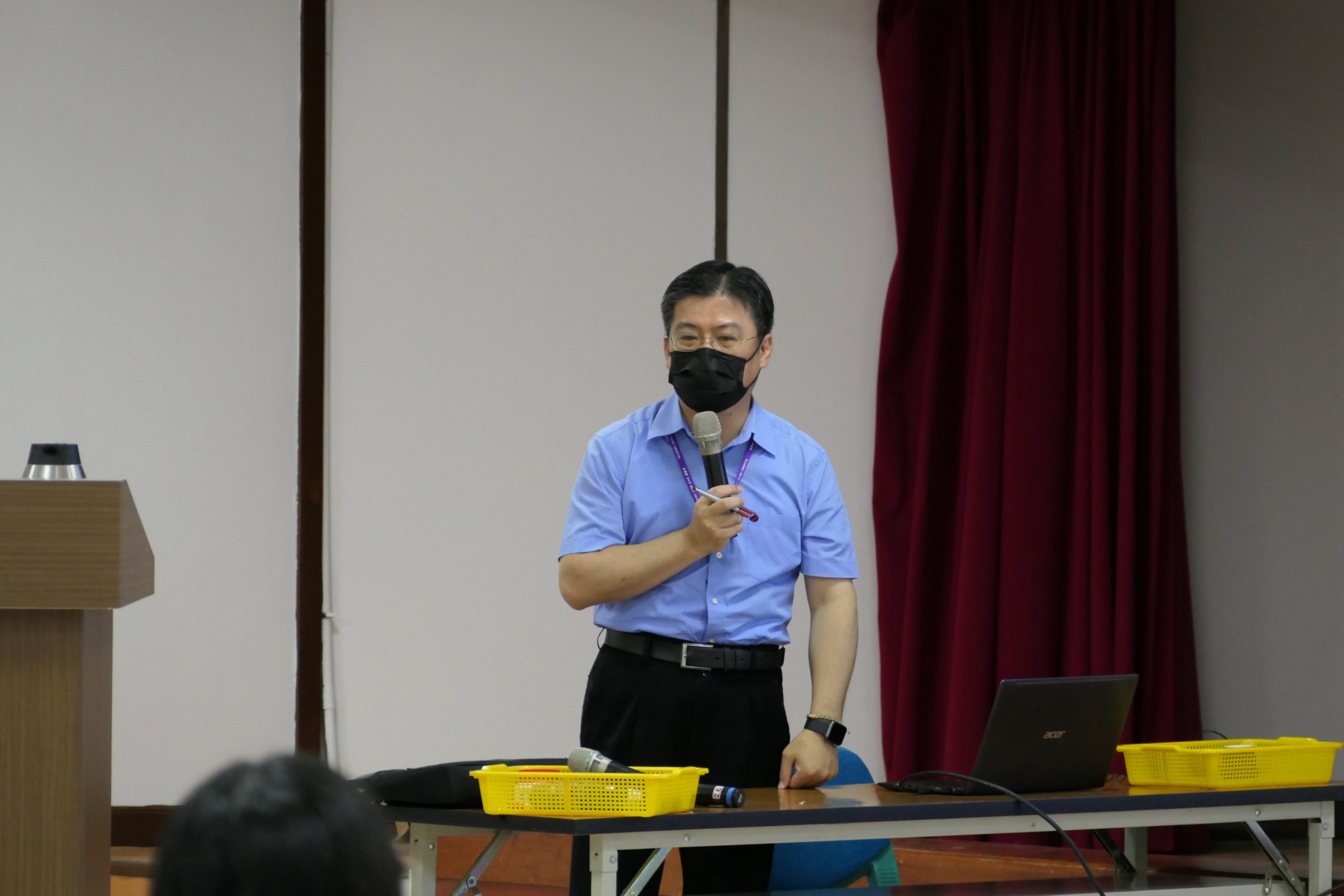 圖片說明:廉政署政風業務組長劉耀中妙語如珠,課程中笑聲連連。(記者薛秀蓮攝)