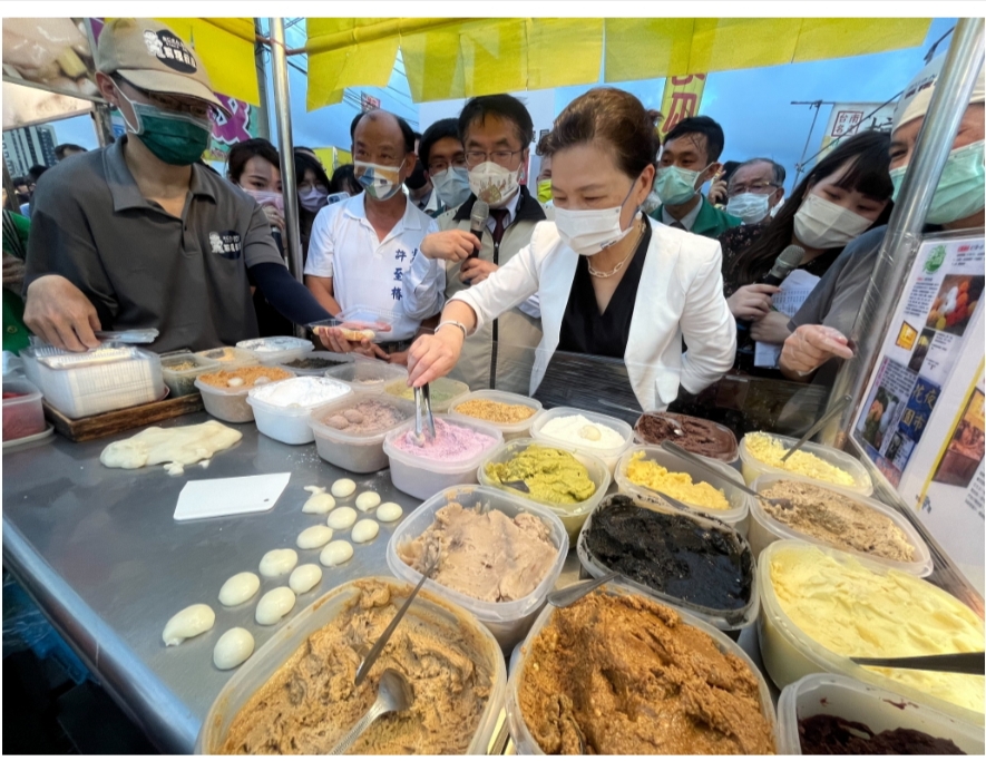 傳統市集「半價銅板購」活動接力開跑 黃偉哲邀經濟部長王美花一同「踅」花園夜市