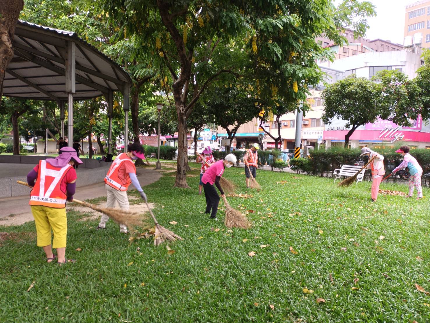 台中市最美麗的里 公益公園環保志工的辛勞