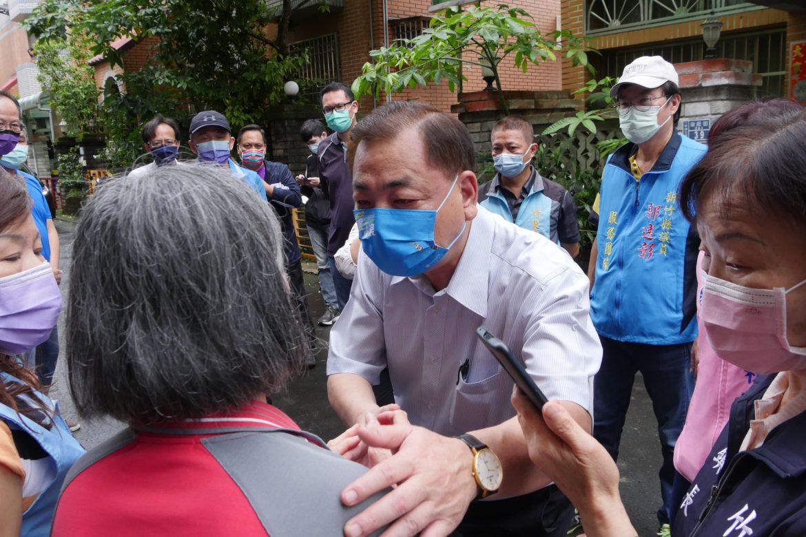 大雨成災竹東民宅土石滑落 縣府團隊勘災慰問