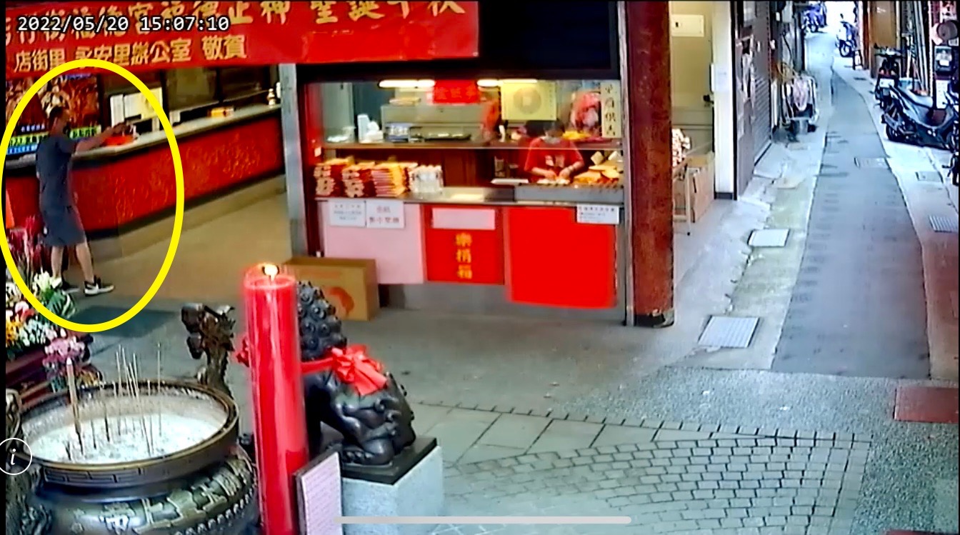 圖片說明:自稱「小寶」的不明人士涉嫌向廟方人員恐嚇,造成陶姓未成年少女畏怖驚嚇,流淚不止。(記者徐煜勝攝)