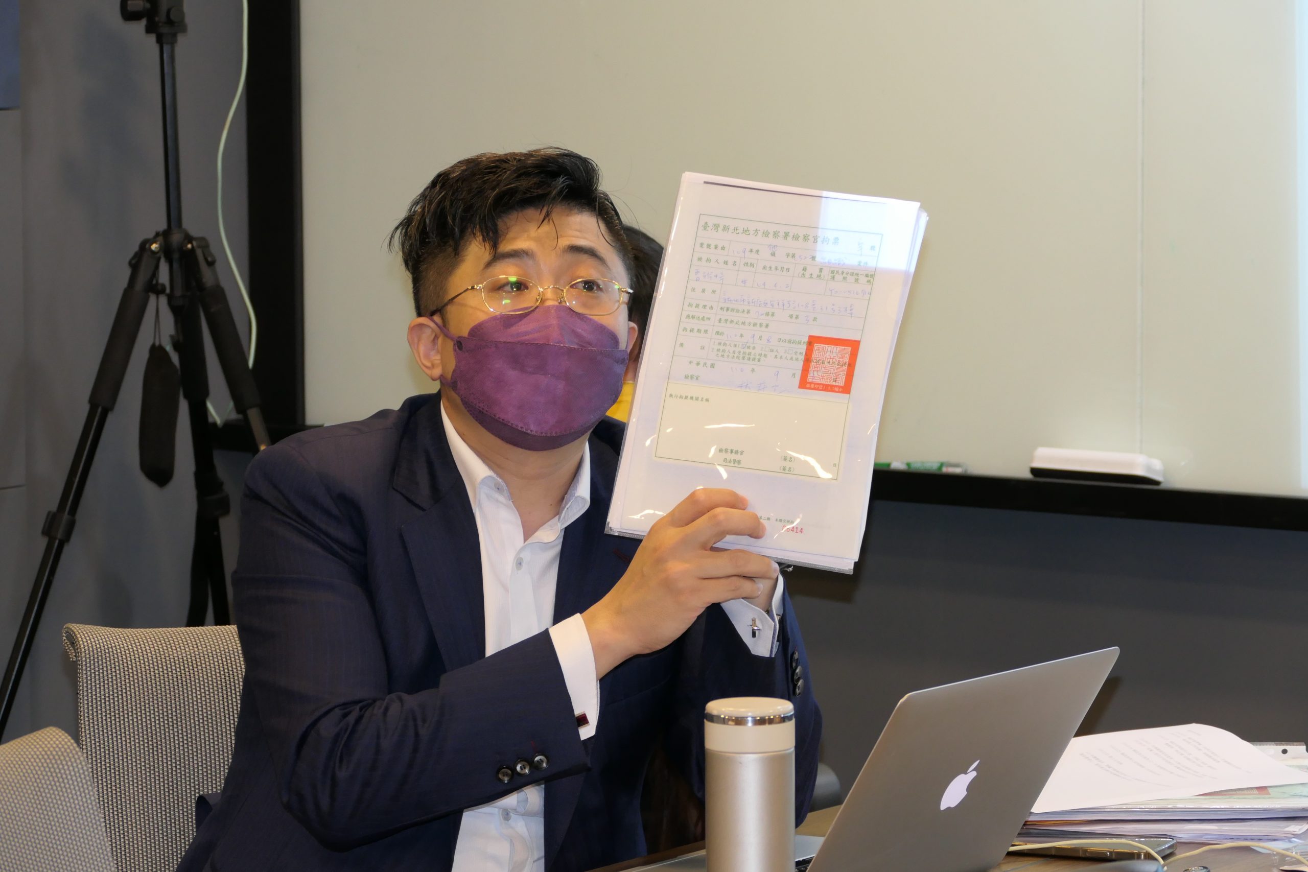 圖片說明:律師邱柏青展示曹總幹事組織犯罪案被警方自行結案,恐嚇案獲不起訴文件,質疑警方烏龍辦案毀人名譽。(記者徐煜勝攝)